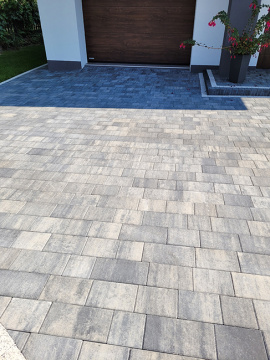 Ułożenie kostki brukowej na podjeździe i przy wejściu do domu